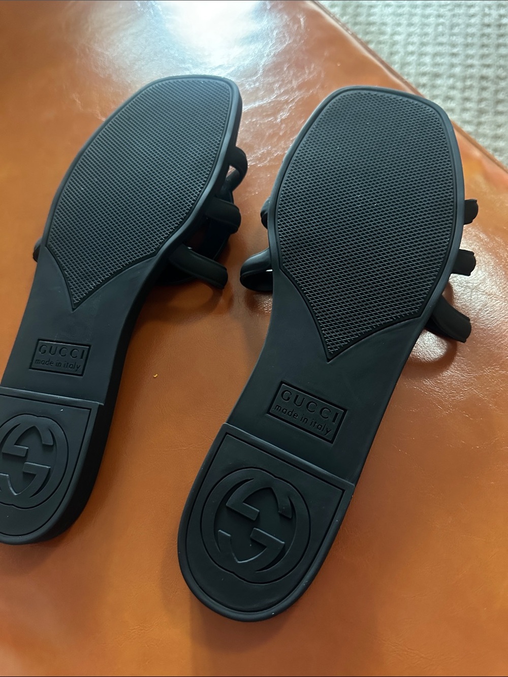 GG interlock Matte Black Rubber GG Slide Sandals - Picture 2 of 6